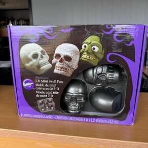 New With Box Wilton 3-D Skull Pan